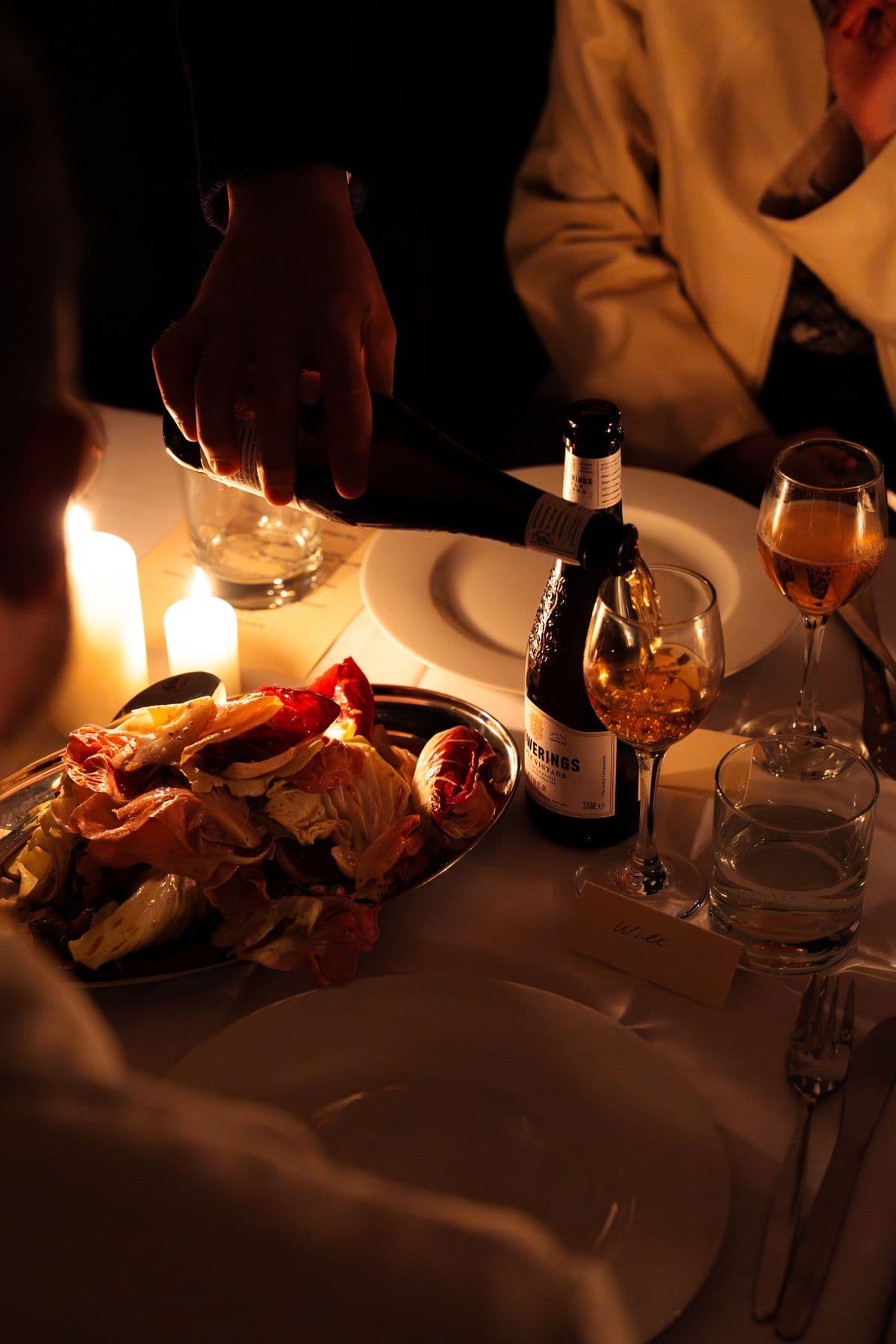 Mesa para dos en un restaurante a la luz de las velas